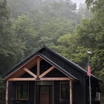 Cozy 2-BR cabin with bonus loft bedroom by the Wine Trail in the Shawnee Forest!