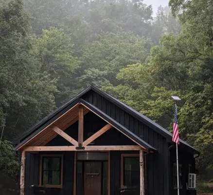 Cozy 2-BR cabin with bonus loft bedroom by the Wine Trail in the Shawnee Forest!