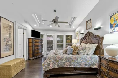 MARYLAND HOUSE -HIGHLANDS -  Charming koi pond,  WALK TO ALL Ken Combs Running Store 주변 호텔