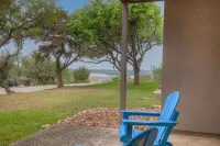 Canyon Lake condo, a short drive to New Braunfels, boat & trailer parking