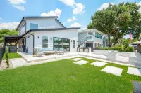 Luxury Lakefront Home with Boat dock and Kayaks Hotel dekat Cruisin Tikis Lake Conroe