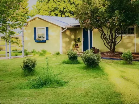Private Country Cottage 17 minutes from Baylor and the Silos