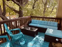 Treehouse Bungalow- Quaint and Cozy Getaway!