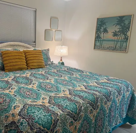 Be on the water & in the pool- Relax, Sun & Fun- Sleeps 60 close to beaches! Отели в г. Гров-Сити