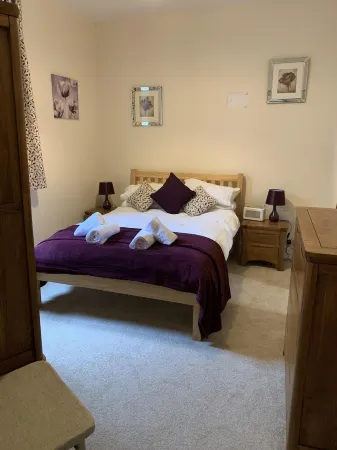 POSTMAN’S KNOCK, LYNMOUTH OVERLOOKING THE SEA WITH PRIVATE PARKING