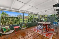 Beach Bungalow w/ Cruiser Bikes & Pickleball!