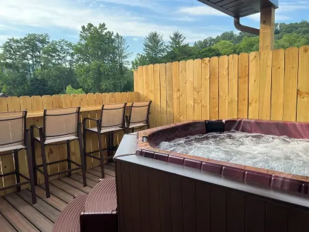 Stay, play and relax in Ohiopyle, PA, Hot tub, Pool table, GAP, Arcade Game