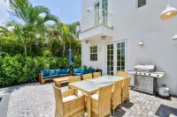 Perfectly Located 6BR Private Oasis w/ Heated Pool