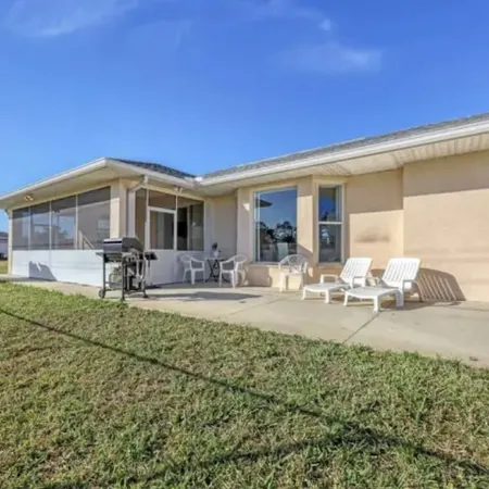 Cheerful & Vibrant Home Near Mineral Springs