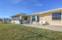 Cheerful & Vibrant Home Near Mineral Springs