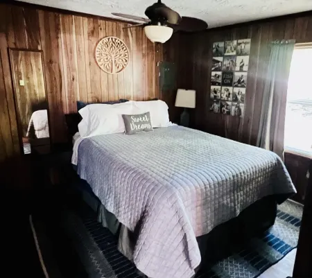 Cozy Cabin with Screened Porch and Fishing Dock on Lake D'Arbonne Отели в г. Юнион Пэриш