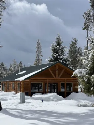 Charming 2-bedroom cabin with bonus loft, pet-friendly in Seeley Lake