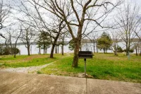 Table Rock Lake, Luxury Lake front condo, jacuzzi ,5 min to Silver Dollar City