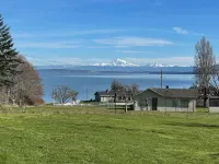 Stunning views, 6-Bedroom Farmhouse with beach access and mooring