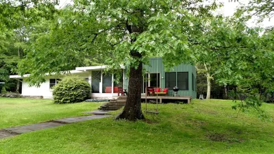 UNIQUE 36 ACR Waterfalls, Steam Shower, BIG Sandbox, Pool Table HOT TUB, POOL Hotels near Catskill Animal Sanctuary