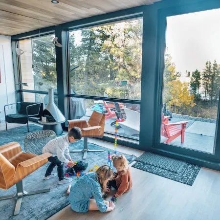 Luxury Lakefront Container Home - Sauna, Fishing, Kayaks & Mountain Views