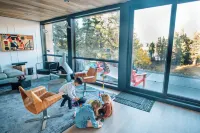Luxury Lakefront Container Home - Sauna, Fishing, Kayaks & Mountain Views - 마운틴 뷰