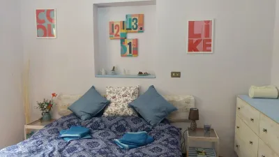 A cute, homey cottage overlooking the Apuan Alps . A perfect place to relax in. Hotel in zona Mamamia Disco