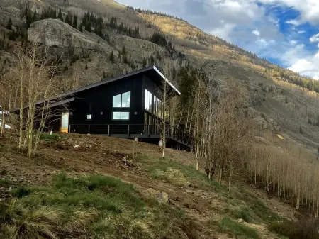 ELEVATED LIVING MOUNTAIN RETREAT