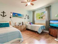HAPPY  FUN  BLUE HOUSE  kids, pets friendly, 3 miles away from the  beach🏖️.