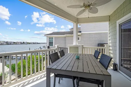 Luxury LBI Waterfront Home With Dock.  Perfect for Boat Owners! Отели рядом с достопримечательностью «Island Massage»