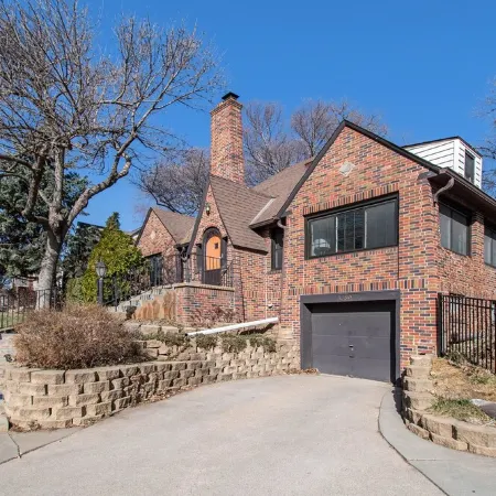 Spacious Family Retreat: King Beds+Arcade+Playground. Minutes from Zoo/Downtown