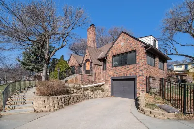 Spacious Family Retreat: King Beds+Arcade+Playground. Minutes from Zoo/Downtown โรงแรมใน