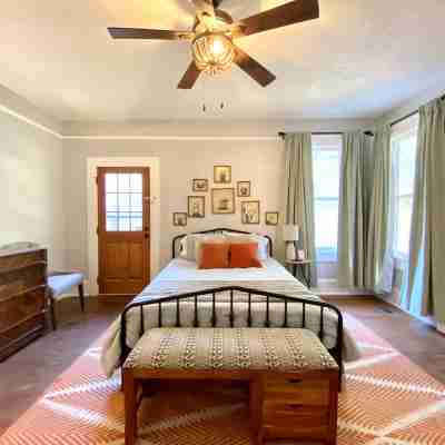 Classic craftsman centrally located close to downtown, VSU and SGMC Rooms