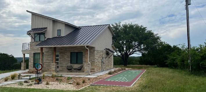 Modern house only minutes away from Fossil Rim Wildlife Center & Dinosaur Park. Hotels in Somervell County