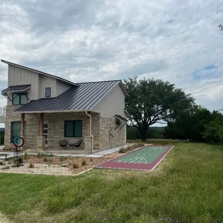 Modern house only minutes away from Fossil Rim Wildlife Center & Dinosaur Park.
