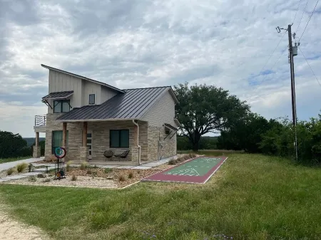 Modern house only minutes away from Fossil Rim Wildlife Center & Dinosaur Park.