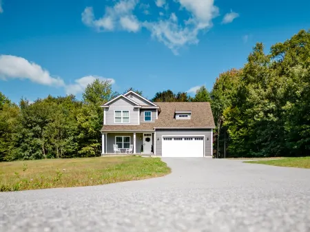 Modern 2 Story Home w/hot tub-2600 sq ft-2 acres