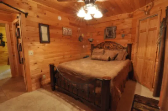 Timber Mountain Lodge,  Private Hot Tub .1 Mi to Thunder Ridge; 10 min Branson