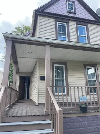 The L's Luxury 4 -Spacious 4-bedroom house with AC, fitness room in WEST Buffalo
