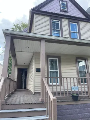 The L's Luxury 4 -Spacious 4-bedroom house with AC, fitness room in WEST Buffalo