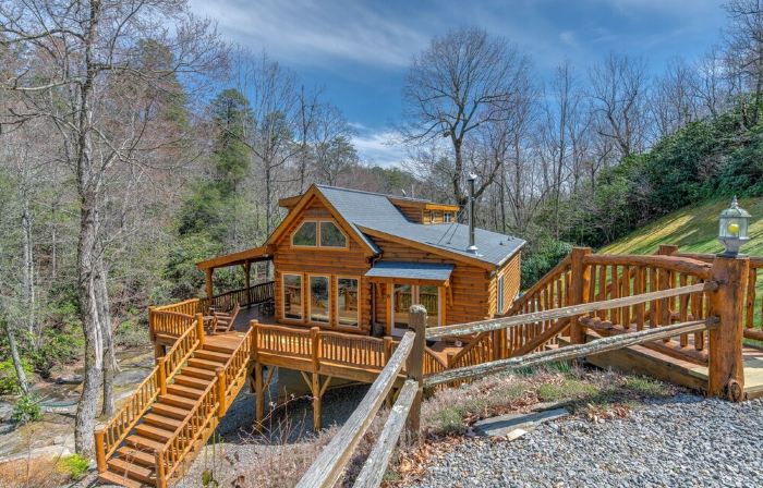 CREEKSIDE LOG HOME: NEXT TO CREEK / CLOSE TO TOWN / HOT TUB / TRAILS / PETS OK