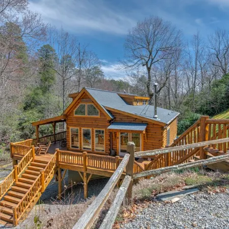CREEKSIDE LOG HOME: NEXT TO CREEK / CLOSE TO TOWN / HOT TUB / TRAILS / PETS OK