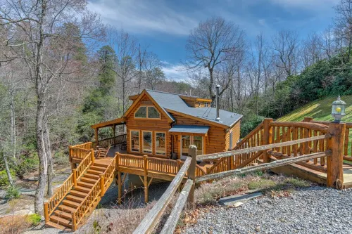 CREEKSIDE LOG HOME: NEXT TO CREEK / CLOSE TO TOWN / HOT TUB / TRAILS / PETS OK