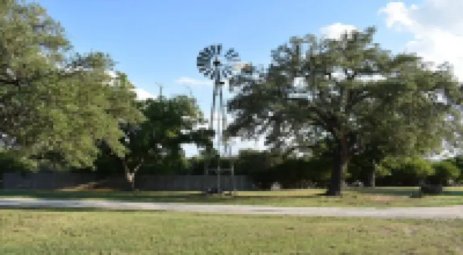 Romantic Ava Haus Cottage. 3 minutes to Main! See our other 4 Ava Haus rentals.