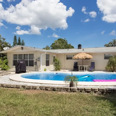 4 Bedroom Cozy Getaway Pool house in the Heart of Melbourne