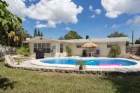 4 Bedroom Cozy Getaway Pool house in the Heart of Melbourne - プライペートプール
