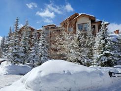 Bright 2 Bedroom Ski in/Ski Out 4th Floor Condo at Powderhorn Lodge