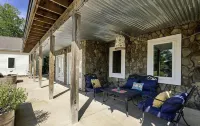 5 Bdrm Dog Friendly, Lake Access Getaway w/Playground, Fire Pit & More