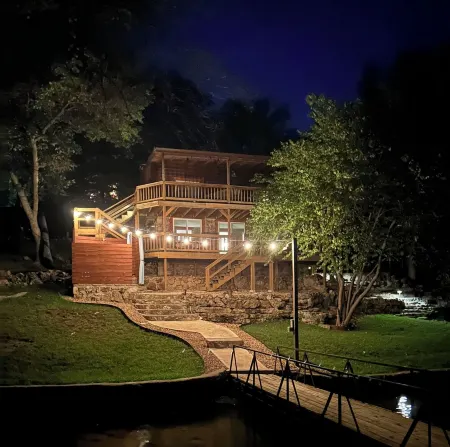 Sleeps 10, large deep water dock, 2 swim platforms- ladders & covered slip.