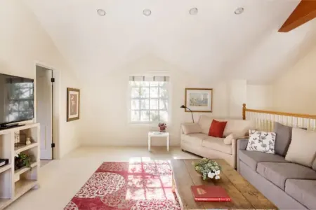 Keep Cool in the Poolside Shade at a Charming Encino House Отели рядом с достопримечательностью «Национальный исторический парк Лос Энсинос»