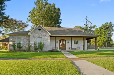Gorgeous newer 3/2 home w/ Louisiana style & charm Hotels near South side motors