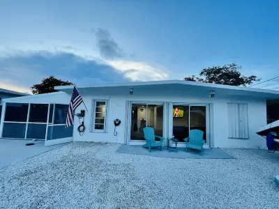 Beautiful Modern House in Key Largo Hotels near Phantom Fireworks of Key Largo