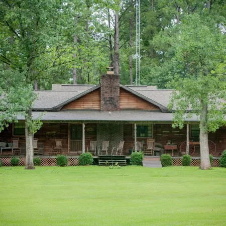 Hawkins Ridge Lodge - Enjoy the Southern Comfort living with a Private Lake