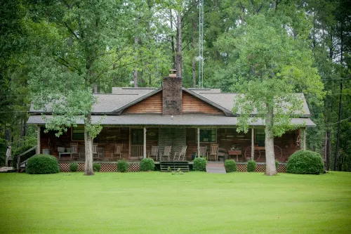 Hawkins Ridge Lodge - Enjoy the Southern Comfort living with a Private Lake