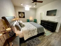Eliot’s Ness’t: Modern Loft Downtown Hot Springs for 6! Hotels in 